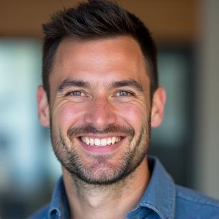 Porträtfoto von Jonas Fischer, dem Gründer von Mebazz Travels.